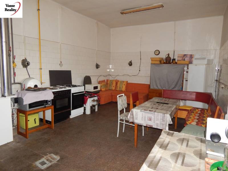 Gasztronómiai terek belsője felszerelt konyhával és kanapéval, fa dekorációjú padlóval.