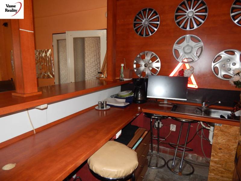 Bárpulttal és keréktárcsa dekorációval ellátott belső tér vendéglátóipari helyiségben.