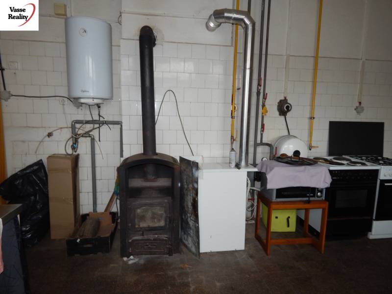 Vendéglátóhely cserépkályhával és készülékekkel, fa dekorációjú padlóval.