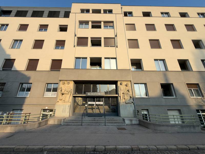 Bezruč utca lakóháza Pozsonyban - Óváros művészi szobrokkal.
