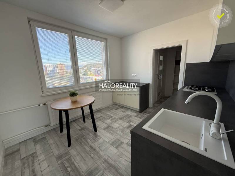 Konyha egy 2 szobás lakásban kilátással, fa dekor padlóval, egyszerű bútorokkal.