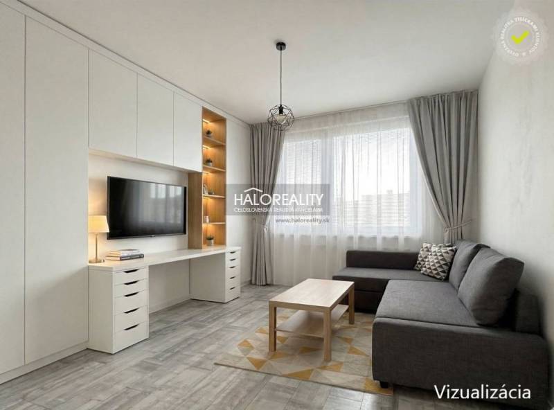 Nappali sarokkanapéval, falra szerelt TV-vel és fa dekorációjú padlóval egy kétszobás lakásban.