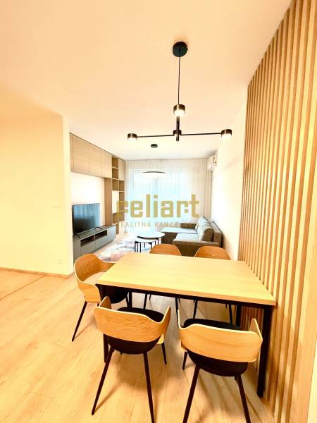 Ebédlő fa dekorációs padlóval egy kétszobás lakásban.