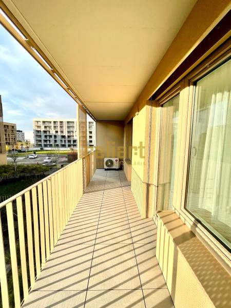 A pozsonyi, Lamacs városrészben található, Dominika utcai 2 szobás lakás erkélye, kilátással a környékre.