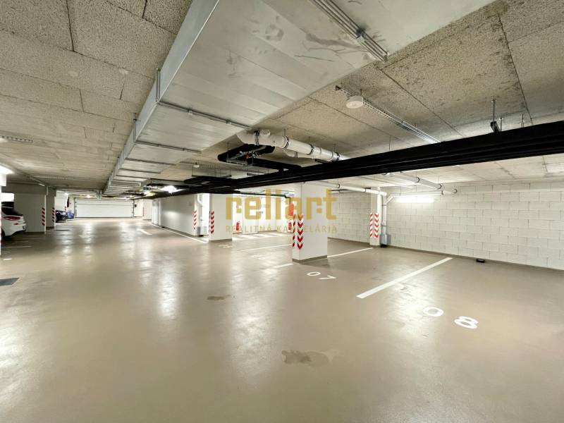 Pozemní parkoló garázs kijelölt helyekkel Pozsonyban - Lamač, Dominika utcában.