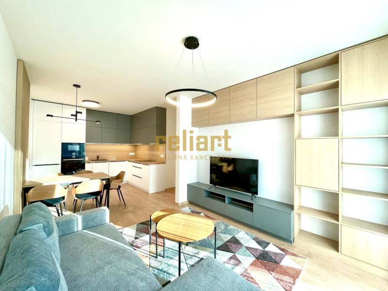 Nappali egy kétszobás lakásban konyhasarokkal és fa mintázatú padlóval.