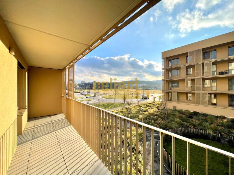 Erkély kilátással a lakókomplexumra Pozsonyban - Lamacs városrészben, Dominika utcában, 2 szobás lakás.