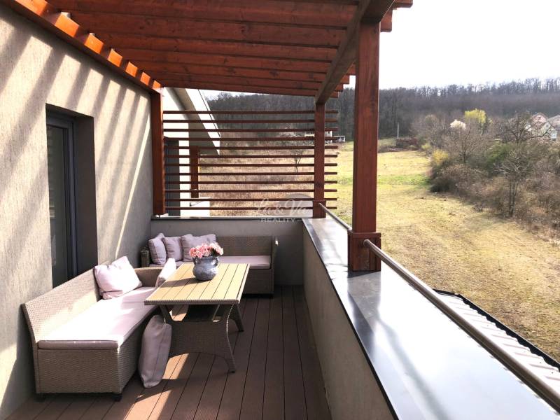 Kilátás egy kétszobás lakás teraszáról Podhájska településen, Svätuša környékén, kényelmes ülőalkalmatossággal.