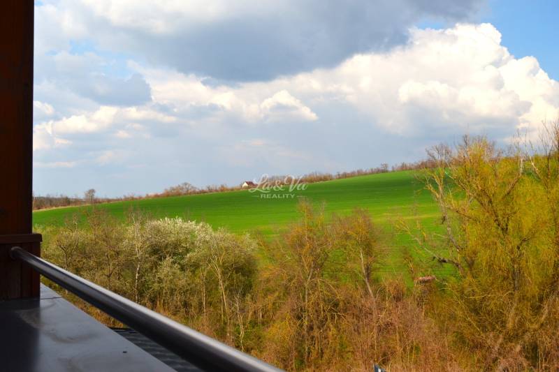 Kilátás egy kétszobás lakásból a zöld mezőkre Podhájskán, Szvatúsán.