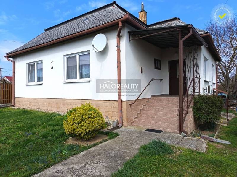 Családi ház Hráňban fehér homlokzattal, lépcsővel és kerttel.