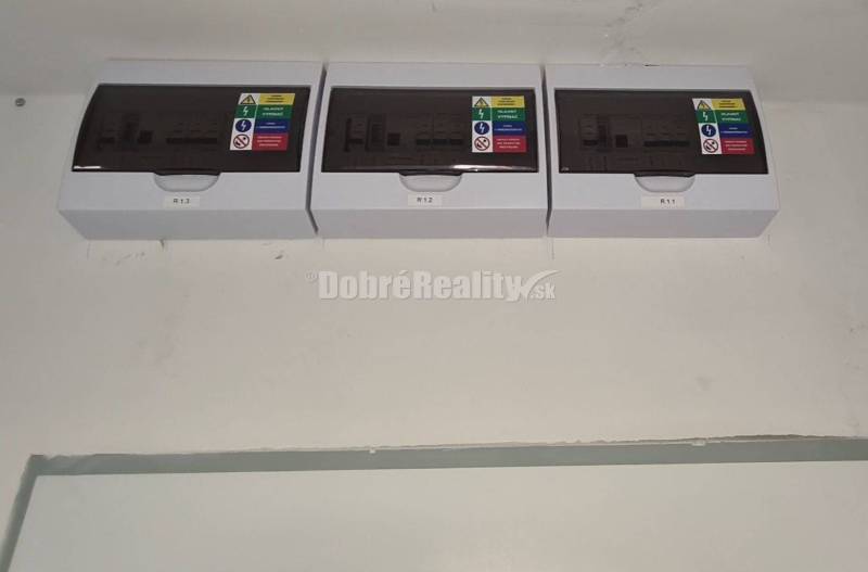 Három szekrény megszakítókkal az ipari utcai irodákban, Galántán.