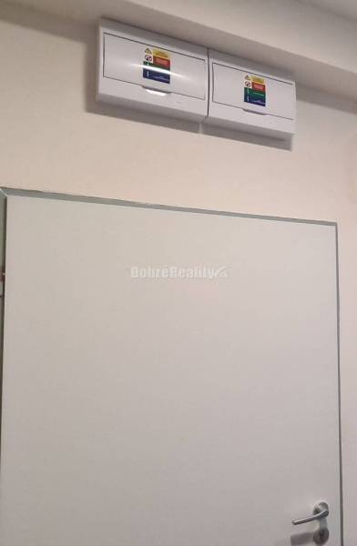 Ajtók és kapcsolók az irodák belsejében.