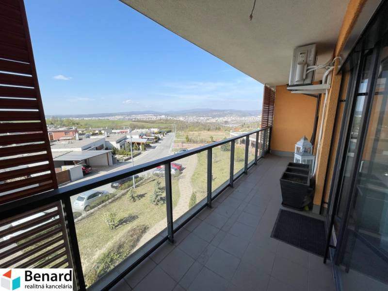 A Borievkova utcai kétszobás lakás erkélyéről kilátás nyílik Kassa, Felsővály részére.