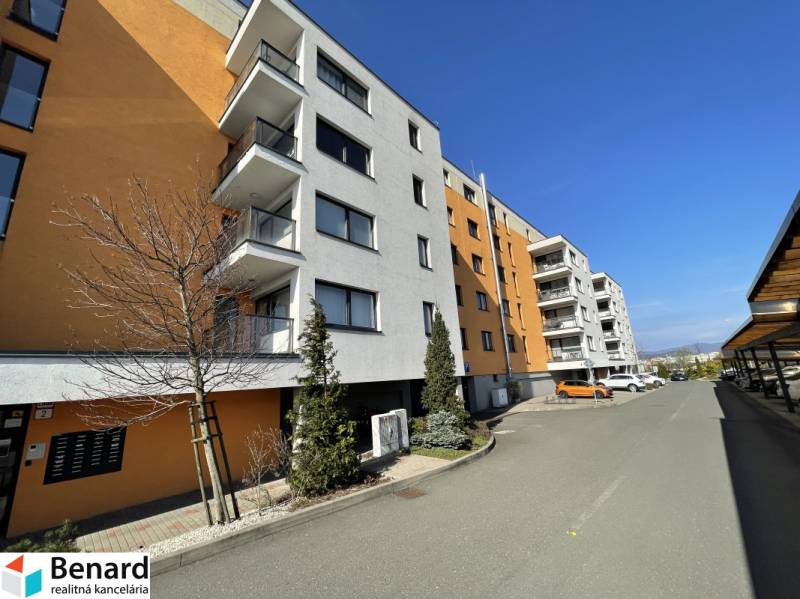 Többlakásos ház Borievkova utcában, Kassán, Felsővály városrészben, parkolási lehetőséggel.