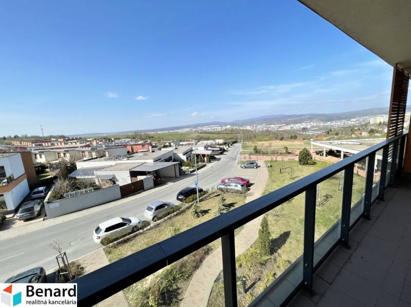 Kilátás az erkélyről a Borievkova utcában, Kassa, Felső-Opátske városrész.