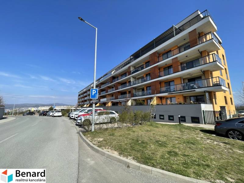 Boróka utca, Kassa - Felső-Őrmező városrész, társasház parkoló autókkal.