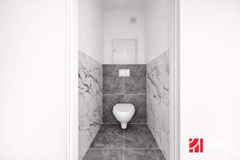 WC márvány burkolattal egy háromszobás lakásban.