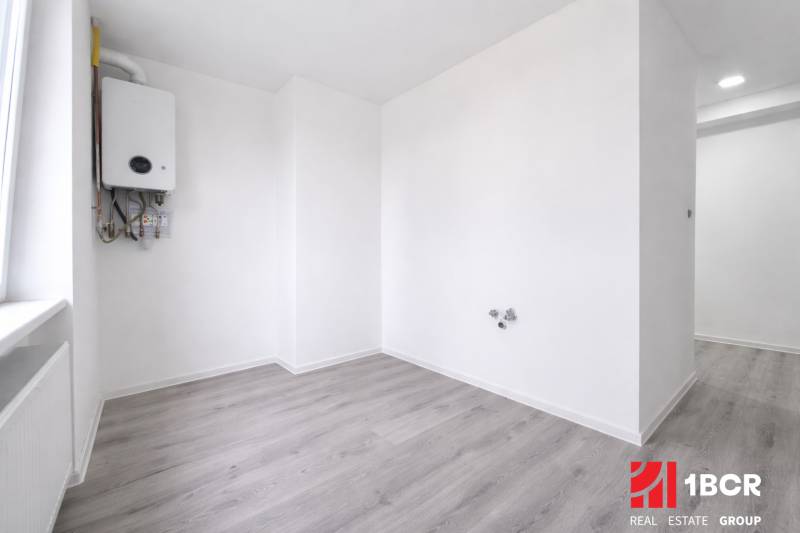 Kazánház fa dekor padlóval egy háromszobás lakásban.