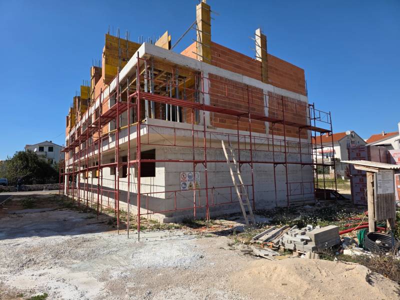 Egy 3 szobás lakás építési projektje Srimében, amely építés alatt áll állvánnyal.