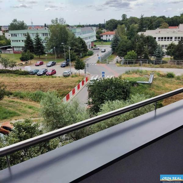 Kilátás egy háromszobás lakás erkélyéről a Szvatopluk utcában, Bazinban.