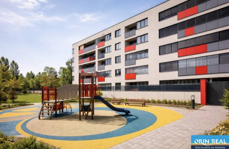 Malokrasňanská utca Pozsony-Rača városrészben, lakóházzal és játszótérrel.