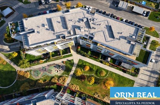 Lakókomplex játszótérrel a Malokrasňanská utcában, Pozsony-Rača, felülnézetből.