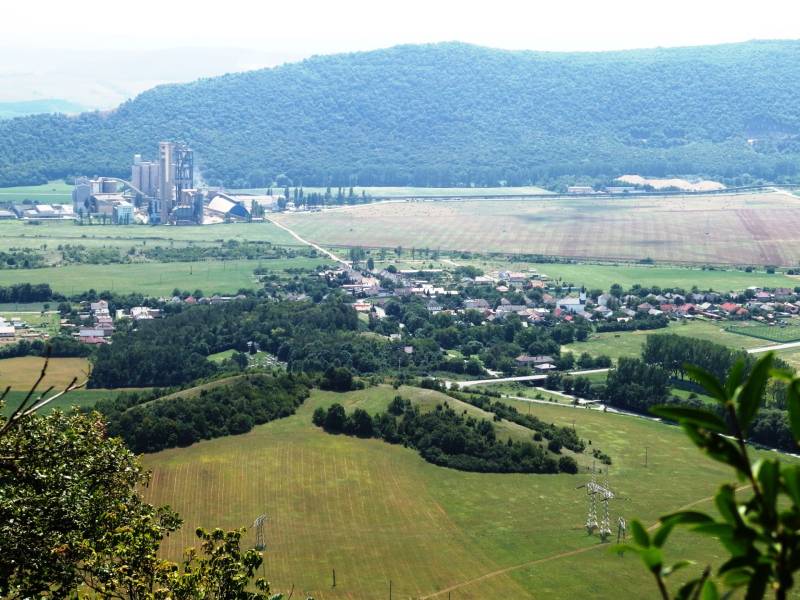 Mezőgazdasági és erdőterületek Dvorníky-Včeláryban ipari területtel.
