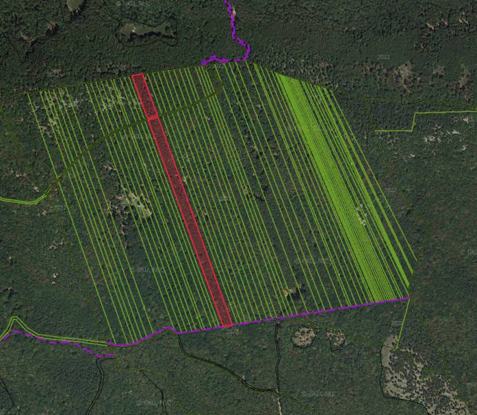 Légi térkép a Dvorníky-Včelárok mezőgazdasági és erdészeti területeiről színes jelöléssel.