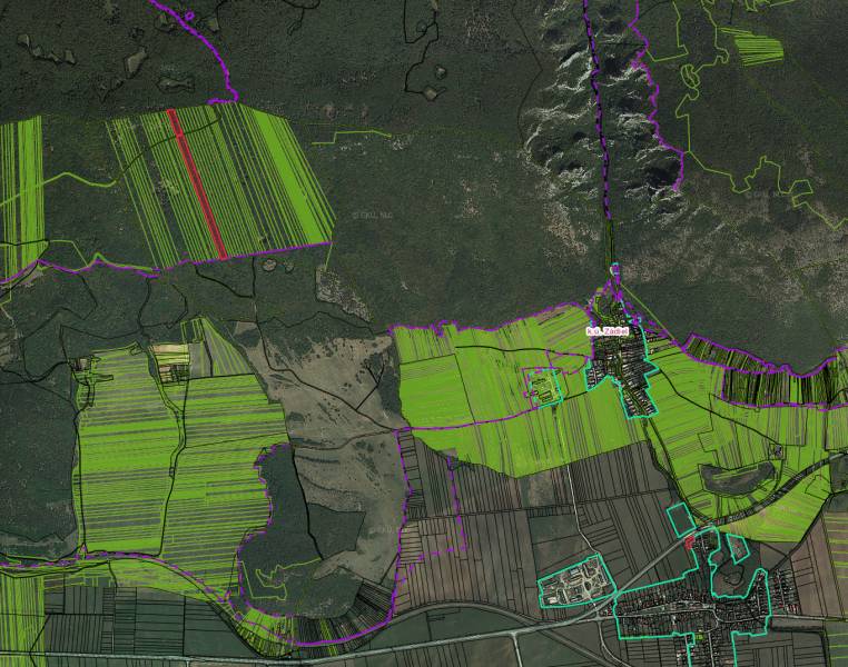 Légi felvétel a mezőgazdasági és erdőterületekről Dvorníky-Včelár környékén.