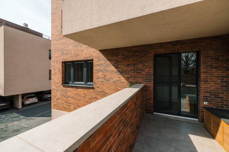 Téglából készült erkély egy négy szobás lakásban a Cesta na Klanec utcában, Pozsony - Lamač.