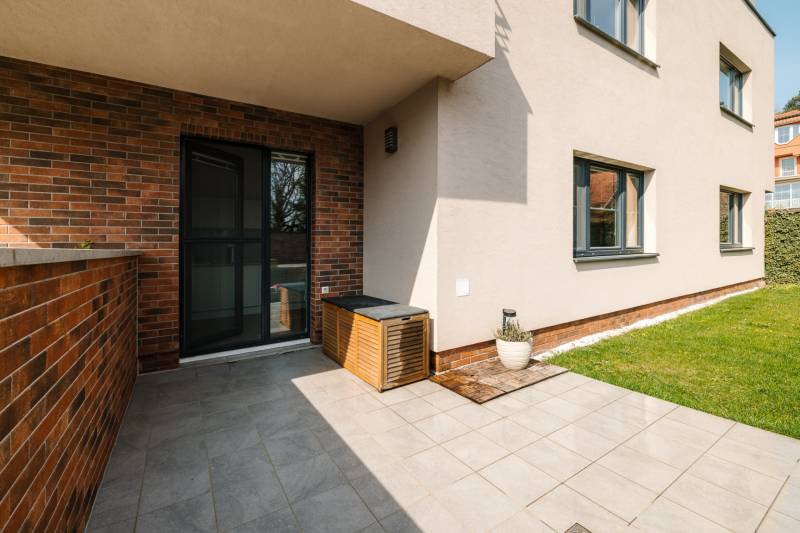 A Cesta na Klanec-i 4 szobás lakás terasza zöld gyepesítéssel Pozsony - Lamačban.