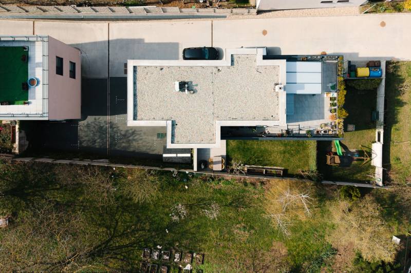 Négy szobás lakás teteje és udvara madártávlatból a Cesta na Klanec utcában, Pozsony - Lamač.