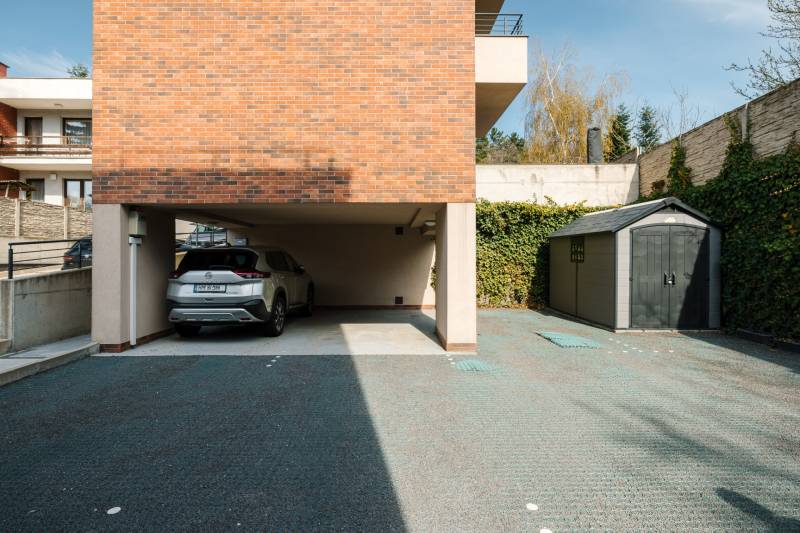 Rejtett parkolóhely bejárati úttal és fedett résszel a Cesta na Klanec utcában, Pozsony-Lamač.