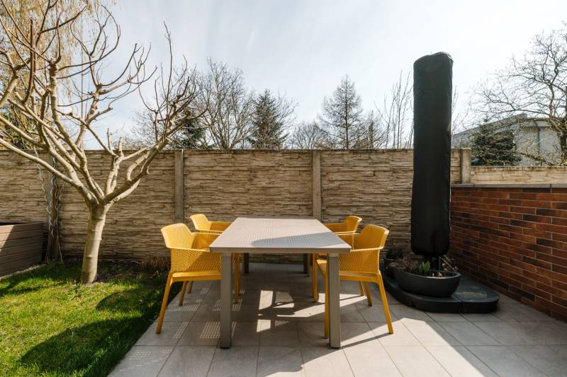 A Cesta na Klanec-i 4 szobás lakás terasza Lamačban, modern bútorokkal és fával.