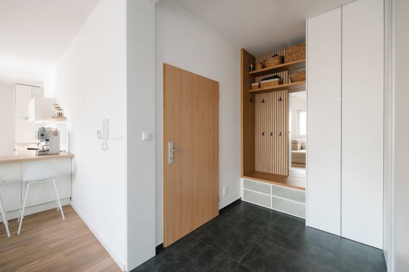 Előszoba tárolóval, dekor padló és konyhasarok a 4 szobás lakásban.