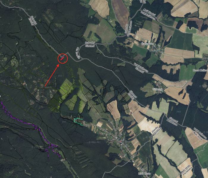 Légi felvétel a mezőgazdasági és erdős területekről Zlatníky és Cimenná környékén.