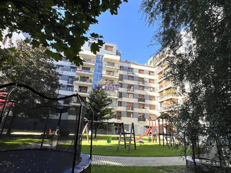 Lakóház a Drieňová utcában, Pozsony-Ružinovban, zöldterülettel és játszótérrel.