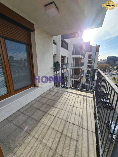 Erkély járólappal és kilátással a környékre Pozsonyban - Ružinovban, a Drieňová utcában.