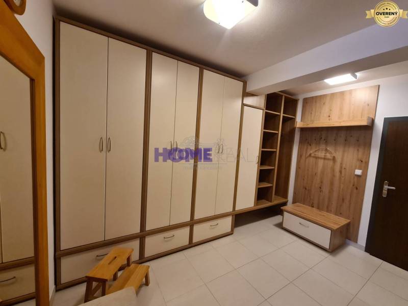 Folyosó egy 2 szobás lakásban tágas szekrényekkel és akasztós fallal.