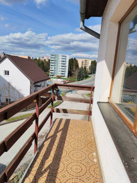 Családi ház erkélye a Myjava-i Závršky utcában, kilátással a környező épületekre.