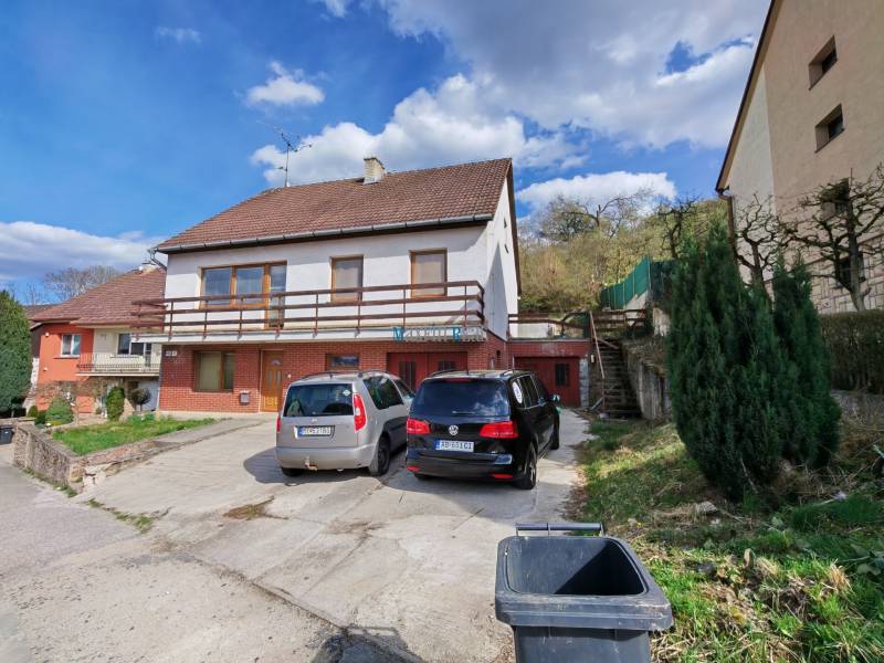 Családi ház a Závršky utcában, Myjaván, parkoló két autóval és zöldterülettel.