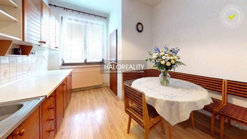 Konyha családi házban fa dekorációjú padlóval és virágdíszítéssel.