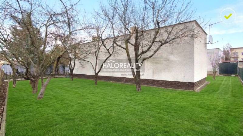 Kert gyepes területtel és fákkal egy családi ház mellett Poltáron.