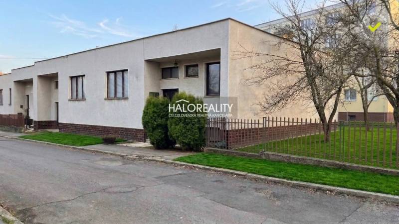 Családi ház Poltáron előkerttel, kerítéssel és gondozott gyepfelülettel egy csendes utcában.