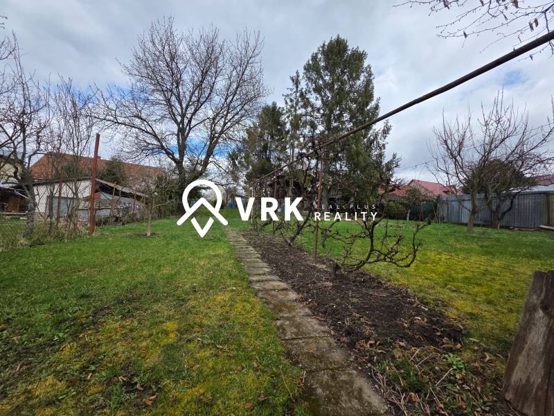 Kert Bohdanovciban gyepes és fákkal, ideális lakóterületnek.