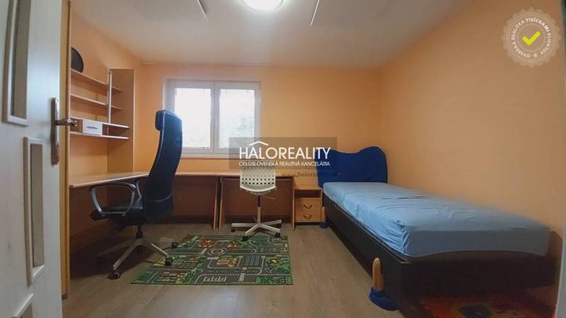 Gyerekszoba családi házban íróasztallal, ággyal és irodai székkel.