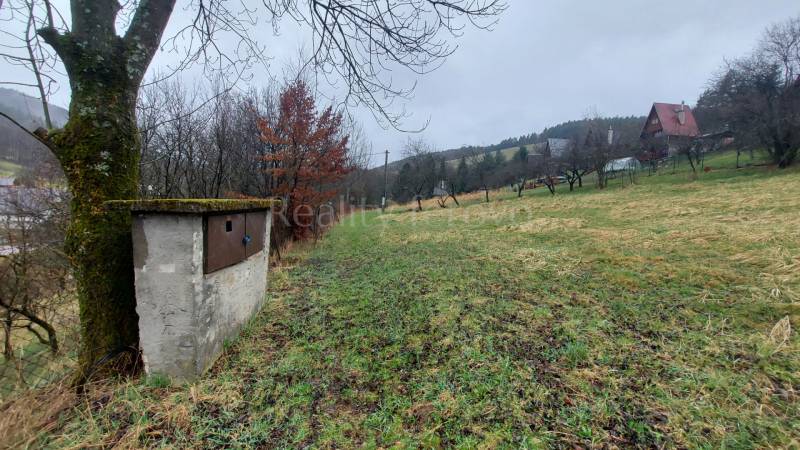 Zöld rekreációs telkek Púchovban, kilátással a környező dombokra és fákra.