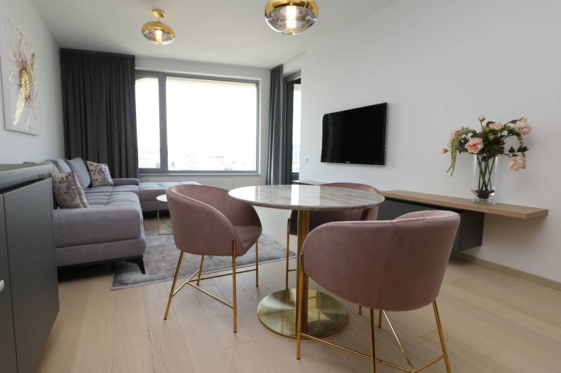 Nappali egy kétszobás lakásban, fa dekorációjú padlóval és stílusos bútorokkal.