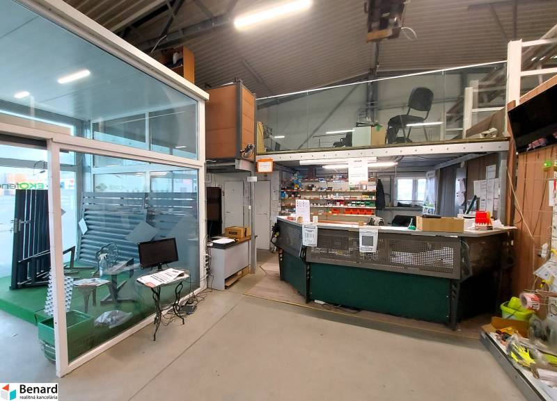 Üzlethelyiség üvegfallal és munkaterülettel, fa dekorációjú padlóval.