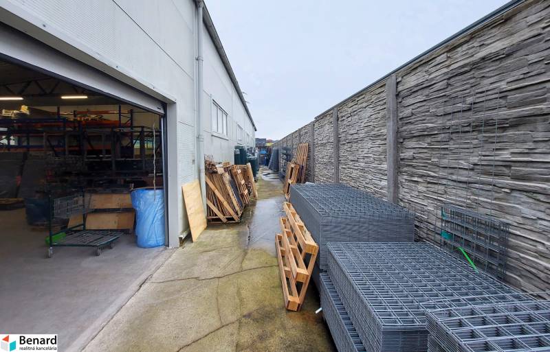 Raktárak és anyagok a Kamenna utcai üzlethelyiségekben, Zsolnán.